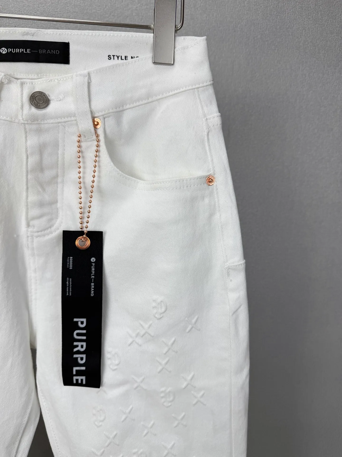 PURPLE BRAND 2026New Arrival Pure White Embossed Couple Style Washed Loose Bootcut Jeans High Version High Version Top Ceiling Quality Styles with different washed textures are very friendly to people with thin legs and thick legs. The loose bootcut style is very flattering to the leg shape. Moderate length that never goes out of style, easy to match with casual, basic styling for various styles, a must-have in the wardrobe! The fabric is stiff but also makes the upper body soft without losing texture. The washing process is even more perfect. It is a must-have item for everyone! ! ! Washed wheat, hang tag, pants label, three labels complete Color: Black, White Size: 28, 30, 32, 34, 36 (five sizes)